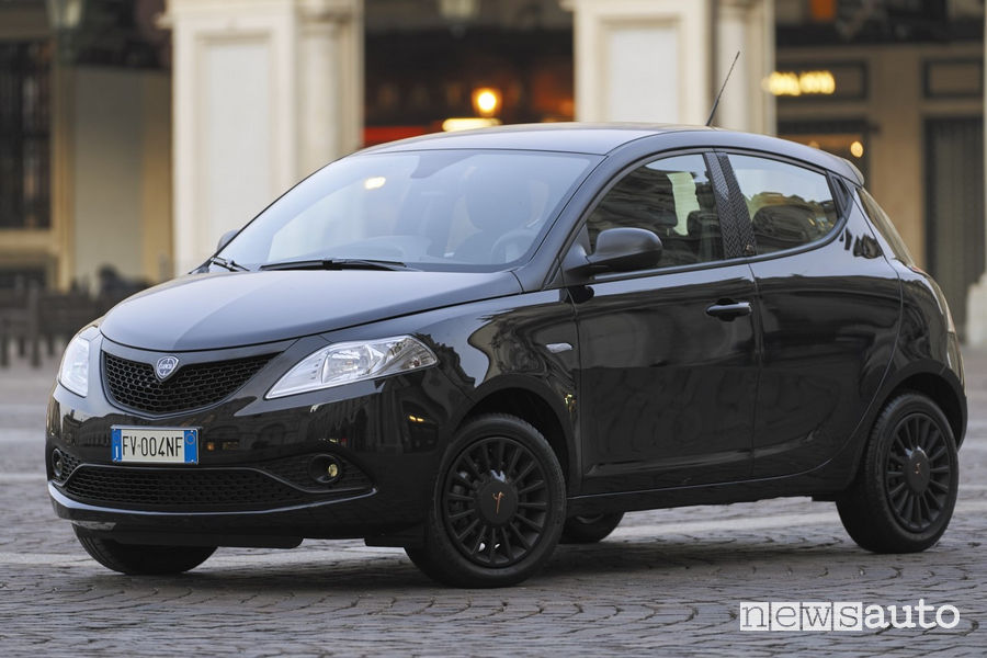 Vista di profilo Lancia Ypsilon Black and Noir