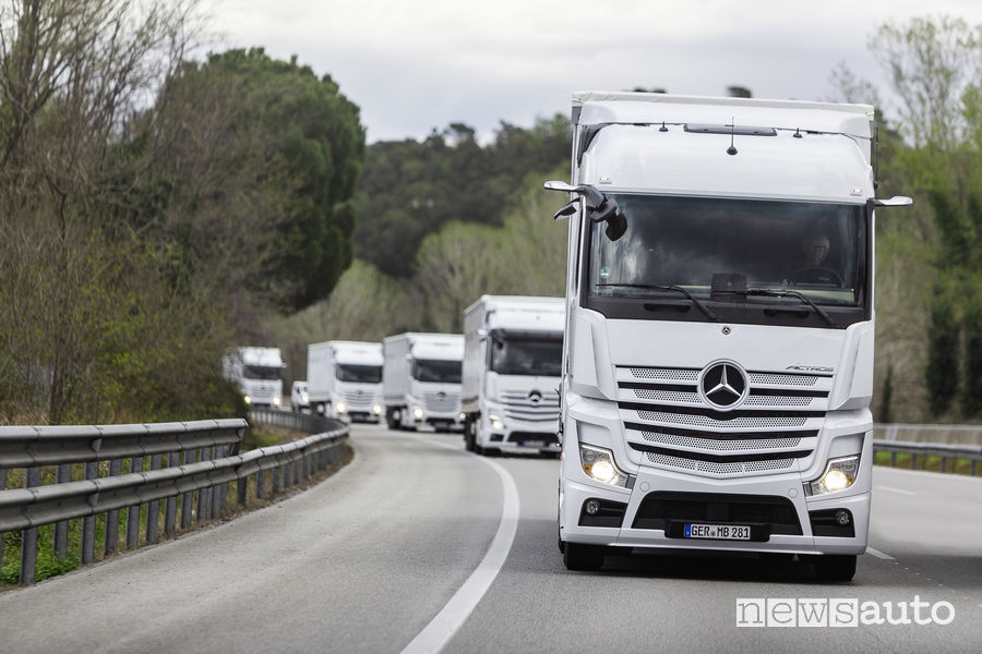 Truck Mercedes-Benz Actros vista frontale in movimento