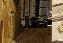 Auto sulla scalinata del Duomo di Siena per colpa del navigatore