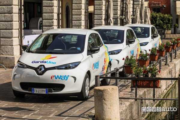 Alcune Renault Zoe di E-Way car sharing elettrico a Desenzano del Garda