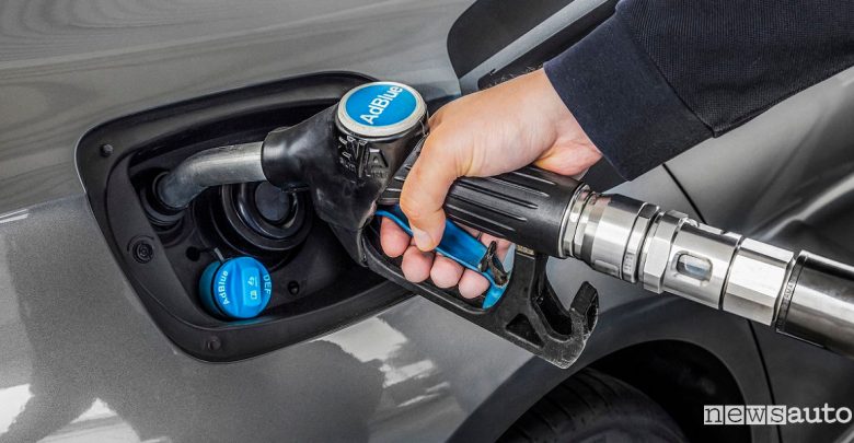 Crisi energetica, scarseggia l'AdBlue per le auto diesel