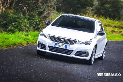 Peugeot 308 GT BlueHDi vista anteriore