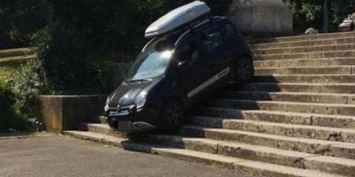 Fiat Panda 4x4 scale di Villa Borghese