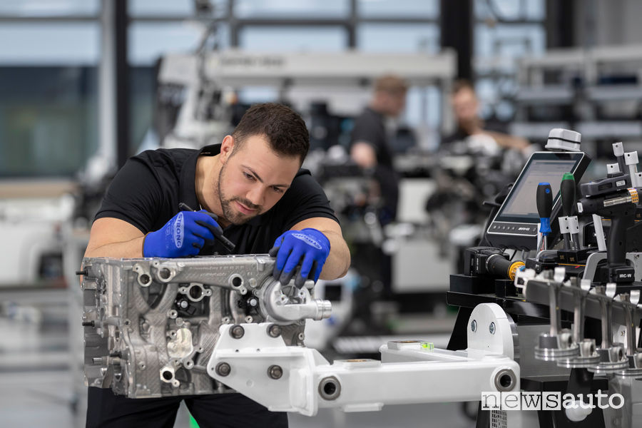 Mercedes-AMG produzione a mano motore benzina 2.0 V4 M139