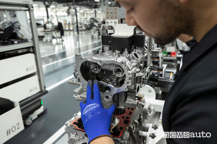 Mercedes-AMG produzione a mano motore benzina 2.0 V4 M139