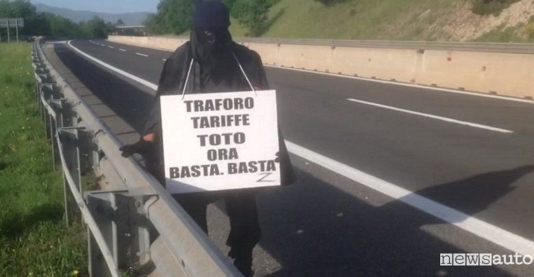 Protesta contro il pedaggi sulla Strada dei Parchi travestito da Zorro