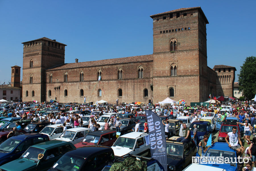 Fiat Panda radunate davanti al Castello Visconteo di Pandino