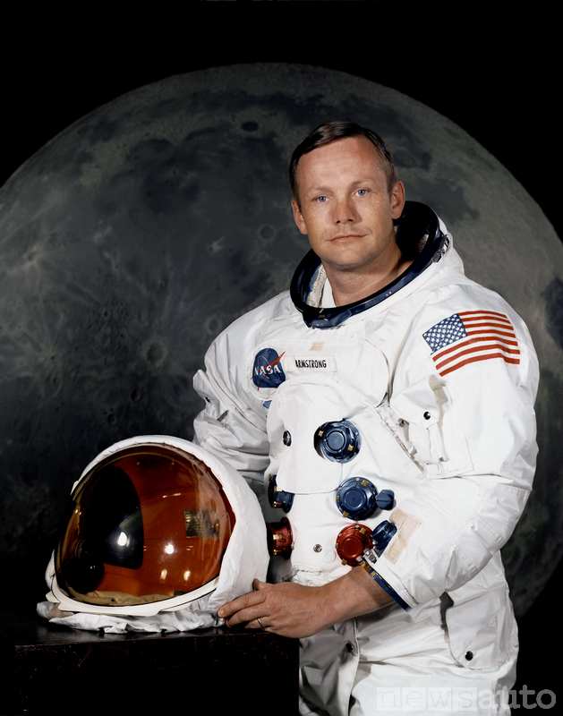 Neil Armstrong con la tuta lunare