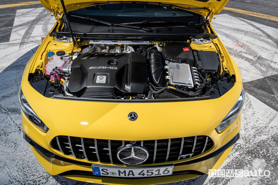 Mercedes-AMG A 45 S 4MATIC+ gialla vano motore 2.0 litri 421 CV