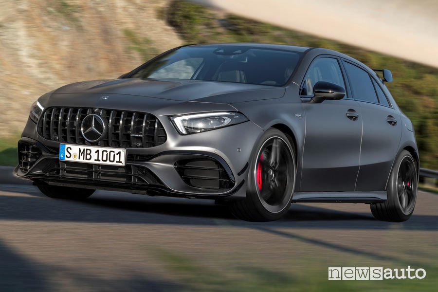 Mercedes-AMG A 45 S 4MATIC+ vista di profilo in movimento