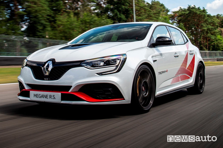 Renault Megane RS Trophy-R cerchi in carbonio vista di profilo in pista