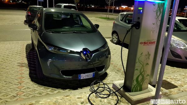 Come viaggiare gratis con un'auto elettrica: consumo reale Renault Zoe 110