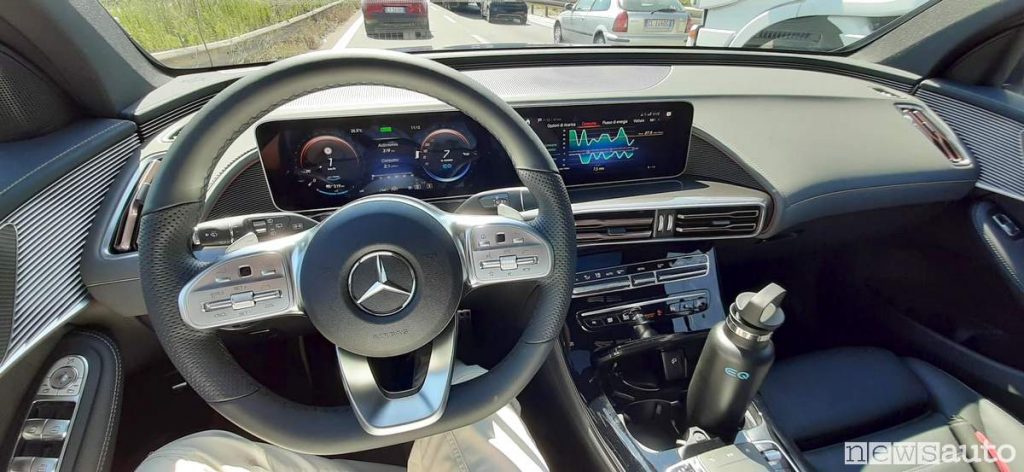 EQC Mercedes con sistema MBUX volante e plancia completa