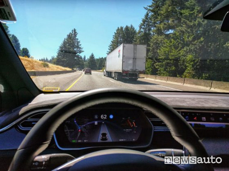 Tesla Autopliot guida autonoma