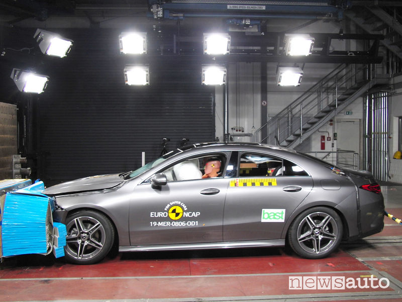 Crash test Euro NCAP urto frontale Mercedes CLA