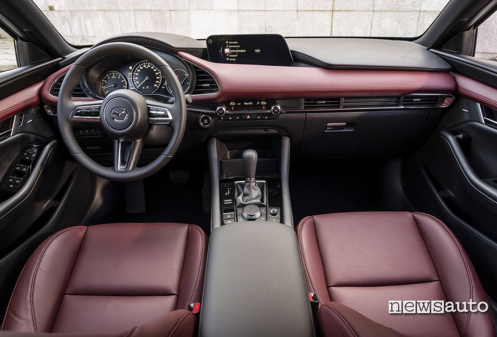 Interni pelle rossa Mazda3 Skyactiv-X