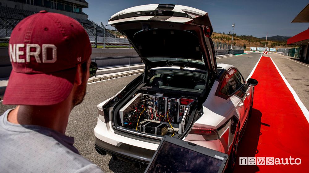 Guida autonoma in pista, test Volkswagen a Portimao