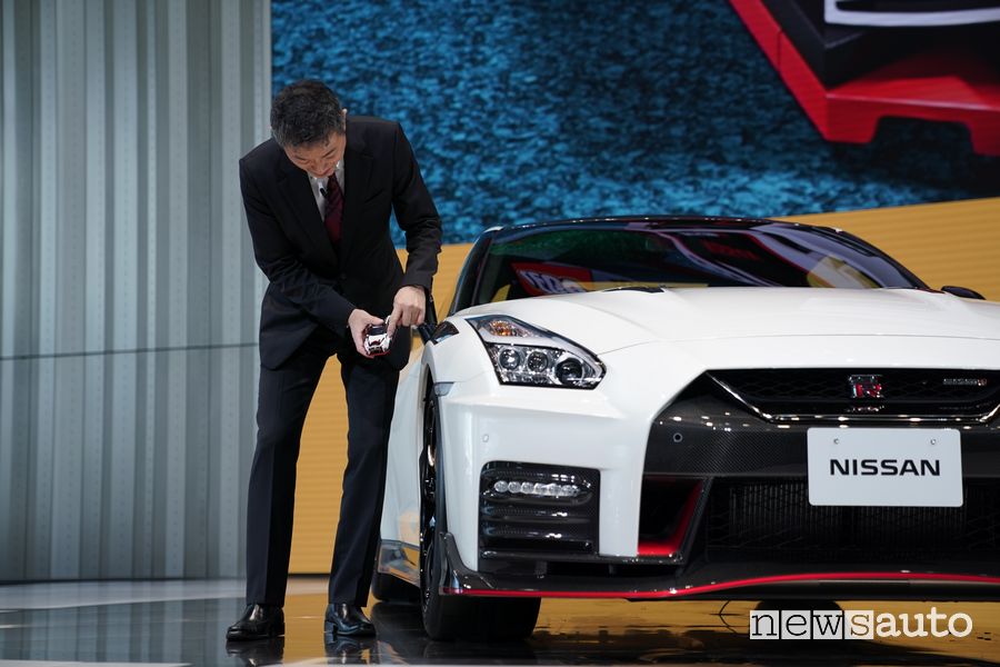 Hiroshi Tamura, Mr. GT-R, confronta l'auto giocattolo con quella reale