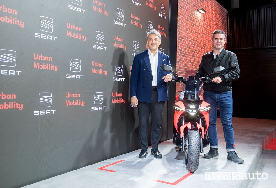 Luca de Meo e Lucas Casasnovas insieme al nuovo Seat e-Scooter