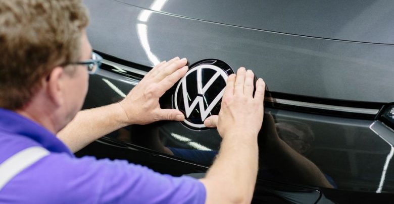 Assemblaggio Logo Volkswagen sul frontale della ID.3 nel sito di Zwickau