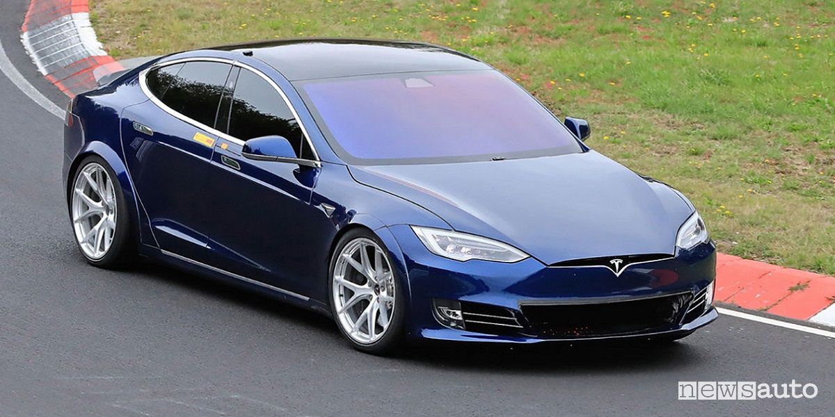 Record al Nurburgring Tesla Model S