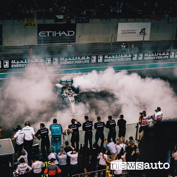 Burnout Lewis Hamilton Mercedes vittoria del Gp di Abu Dhabi 2019