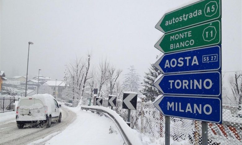 Auto che avanza con pneumatici invernali in direzione Aosta Torino Monte Bianco