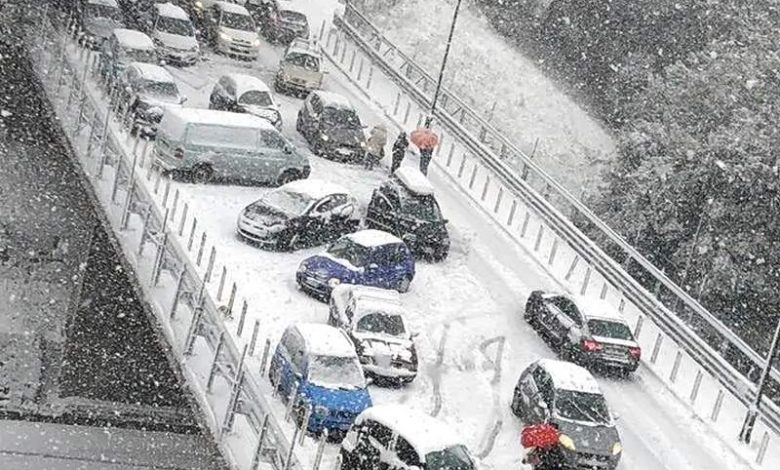 Nevicata eccezionale a Napoli (via Iannelli) con le strade bloccate da auto senza catene o pneumatici invernali. Era il 2018