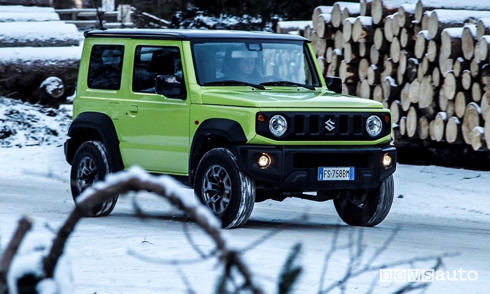 Suzuki 4x4 Hybrid Vertical Winter Tour 2020. D'inverno con un'auto a trazione integrale sono consigliati pneumatici invernali. 