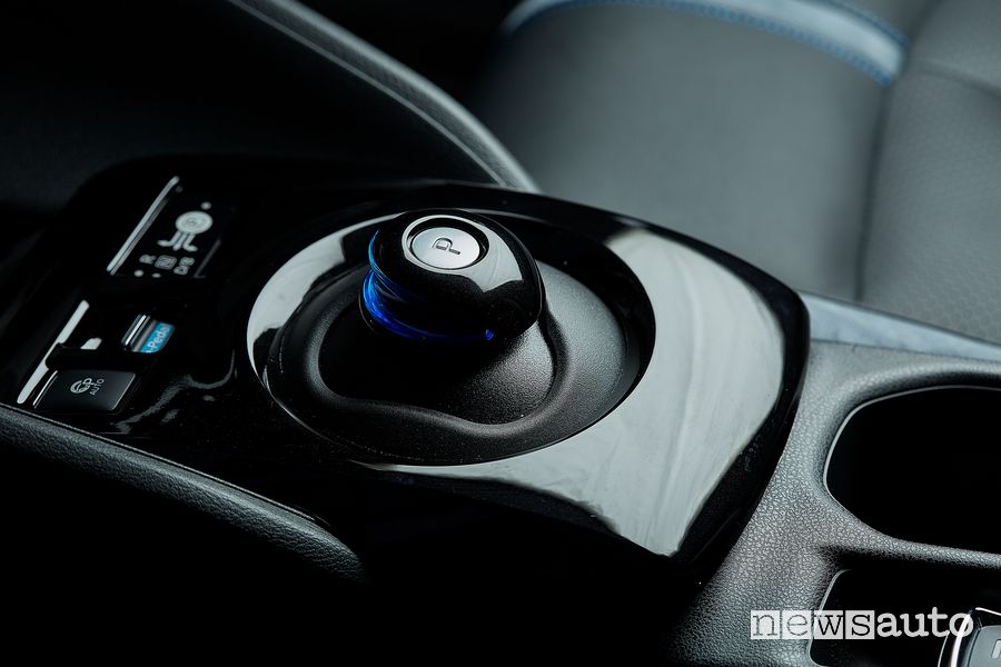 Comandi cambio automatico consolle centrale Nissan Leaf e+ con pulsante e-Pedal per aumentare la frenata rigenerativa 