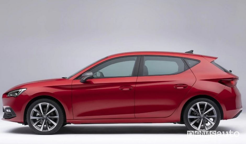 Vista laterale Seat Leon FR 2020