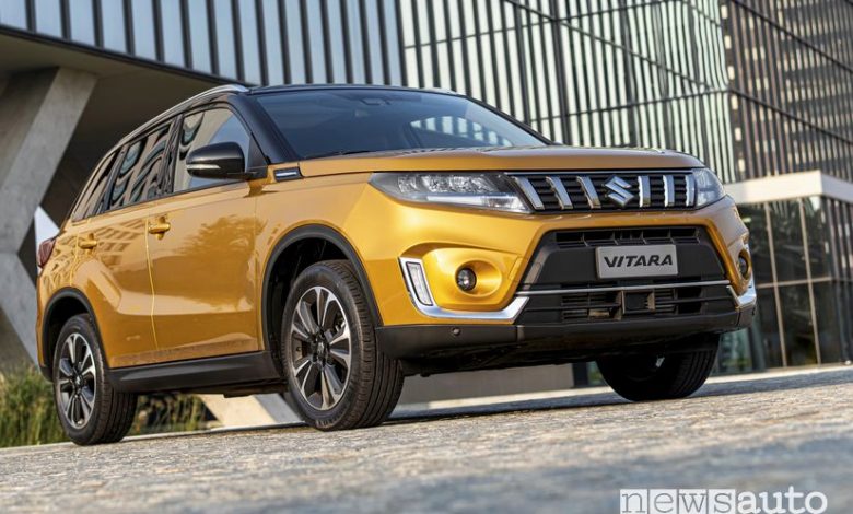 Vista di profilo Suzuki Vitara Hybrid MHEV