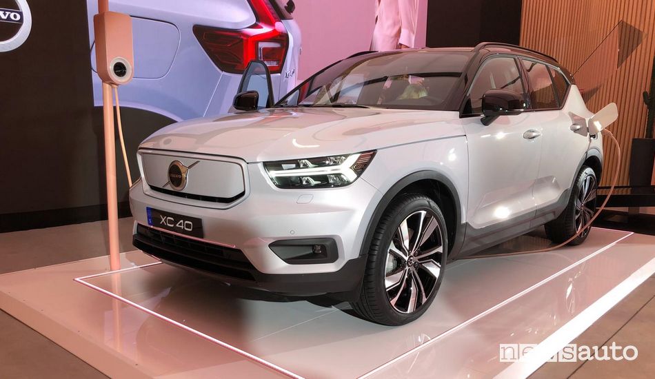 Vista di profilo Volvo XC40 Recharge elettrica nel Volvo Studio Milano