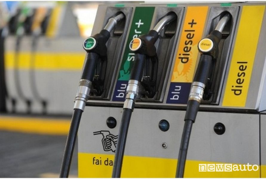 Prezzi carburante in aumento in modalità self-service “fai da te”