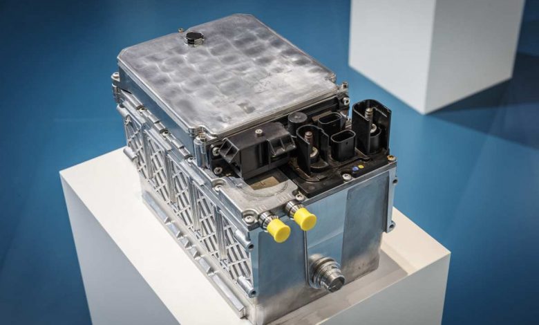 Batteria agli ioni di litio che alimenta il motore elettrico di una auto ibrida