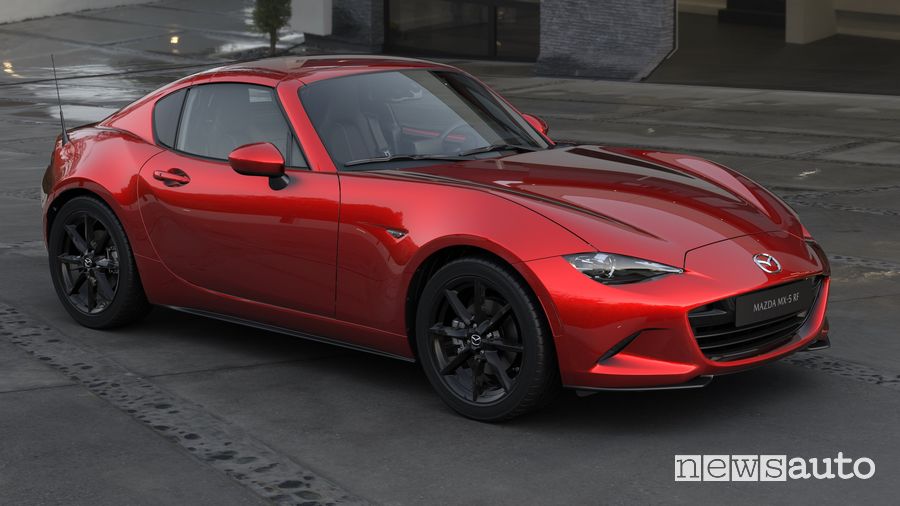 Vista di profilo Mazda MX-5 RF 2020 Soul Red Crystal