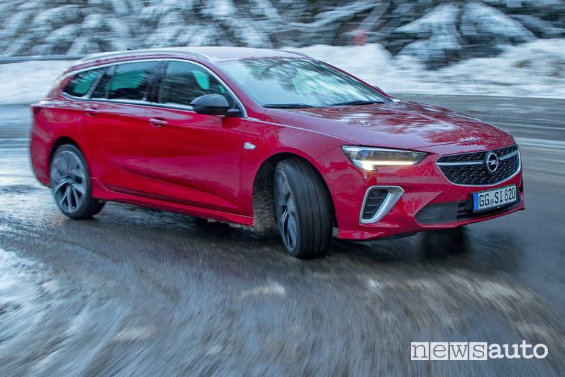 Opel Insignia GSi Sports Tourer 2020 inserimento in curva sulla neve