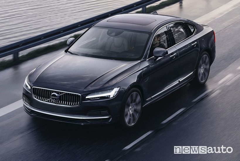 Vista di profilo Volvo S90 Recharge