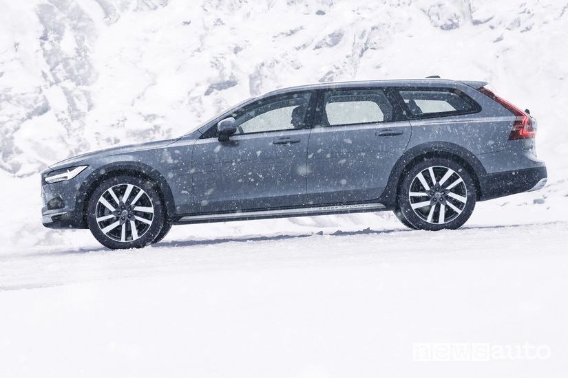 Vista laterale Volvo V90 Cross Country sulla neve
