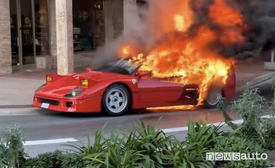 Ferrari F40 in fiamme a Montercarlo