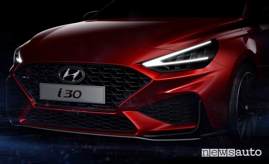 Hyundai i30 2020 fari a LED con luci diurne a V 