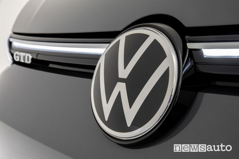 Logo VW sulla calandra anteriore Volkswagen Golf GTD 2020