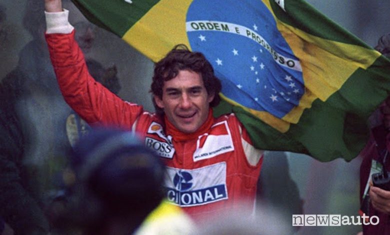 Ayrton Senna festeggia il Mondiale con la bandiera brasiliana