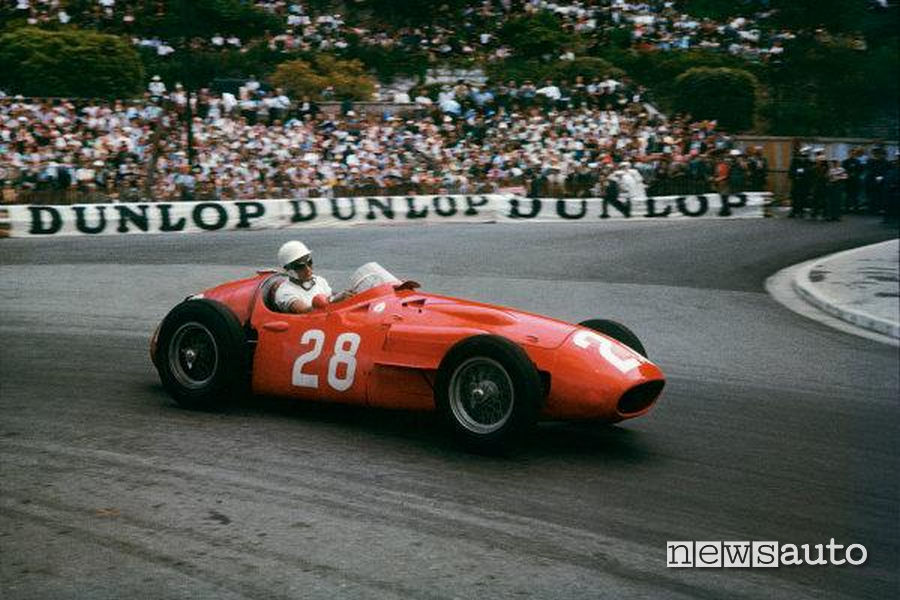 Stirling Moss al GP di F1 di Monaco del 1956 al volante della sua Maserati 250F.