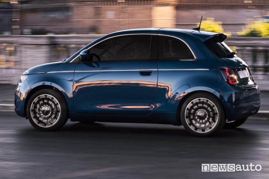 Vista laterale Fiat 500 elettrica "la Prima" berlina