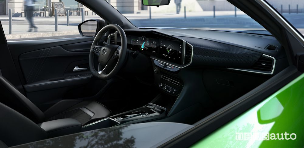 Plancia strumenti abitacolo nuovo Opel Mokka-e elettrico