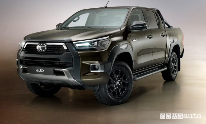 Vista di profilo Toyota Hilux Invincible