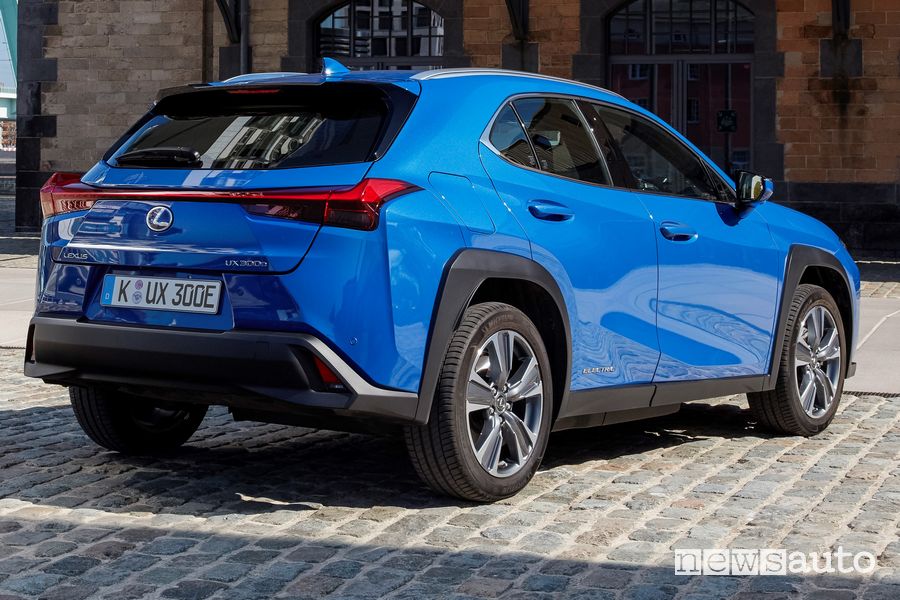 Vista posteriore Lexus UX 300e elettrica