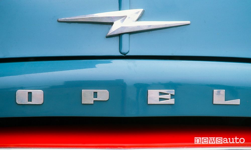 Logo Opel, la storia del simbolo con il fulmine