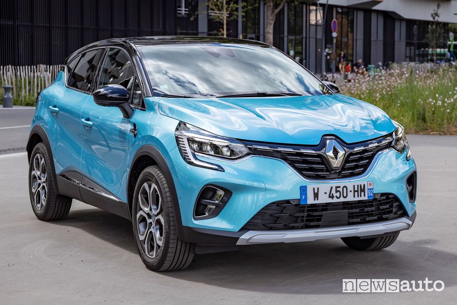 Vista di profilo Renault Captur E-Tech ibrido plug-in